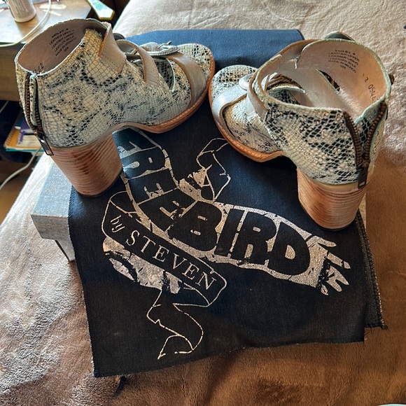 Brand new free bird sandals - Picture 2 of 10